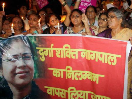 राजनीति के आगे कम हुई दुर्गा की शक्ति, मांगी अखिलेश से माफी!