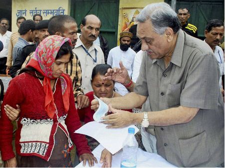 मुआवजे पर सरकारी मजाक, उत्तराखंड में मदद के नाम पर 150 रुपये के चेक बंटे