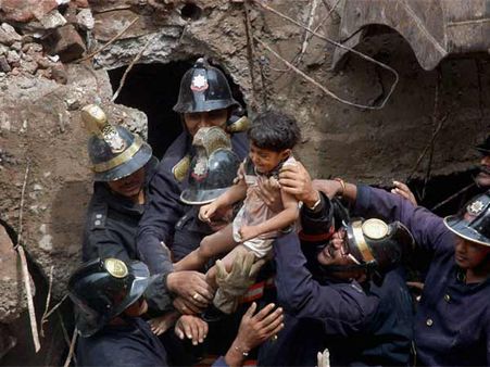 ताश के पत्तों की तरह ढ़ह गई 33 साल पुरानी ईमारत, 25 लोगों की मौत