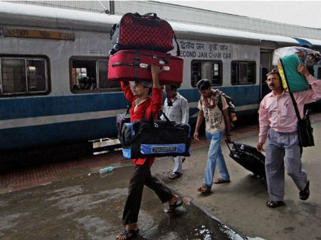 चक्रवाती तूफान 'फेलिन' के चलते 99 रेलगाडि़यां रद्द