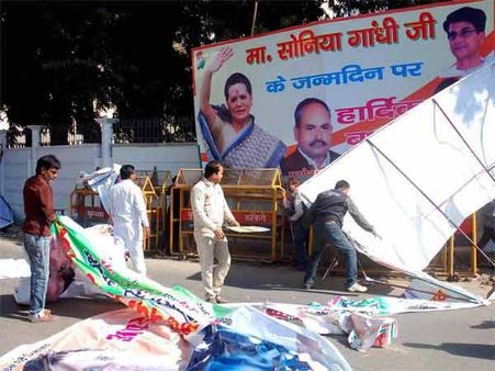 कांग्रेस नेता ने होर्डिग में सोनिया को बताया बीमार, पार्टी ने थमाया नोटिस