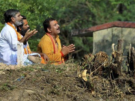 2500 टन सोने के लालच में फतेहपुर में खड़ग सिंह के टीले पर पहुंचे तांत्रिक