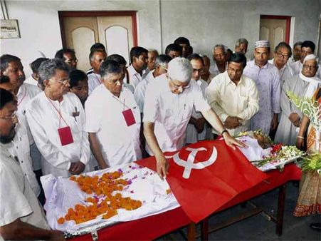 नोटों के बिस्तर पर सोने वाले सीपीएम नेता की पार्टी से छुट्टी