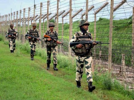 पाक ने सीमा की 17 चौकियों पर की फायरिंग, 8 लोग घायल