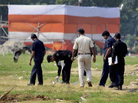 पटना के गांधी मैदान में जिंदा बमों का मिलना जारी