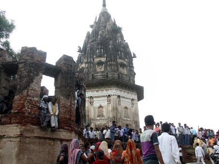 डौंडियाखेड़ा में 13 दिन बाद भी सिर्फ 'सपने में ही है सोना'