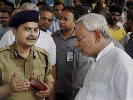 बाहर से आये कूड़े को साफ करने के लिए धनतेरस में लोगों ने झाड़ू खरीदा: नीतीश