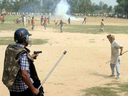 मुजफ्फरनगर राहत कैंप में लड़की के साथ गैंगरेप के बाद तनाव