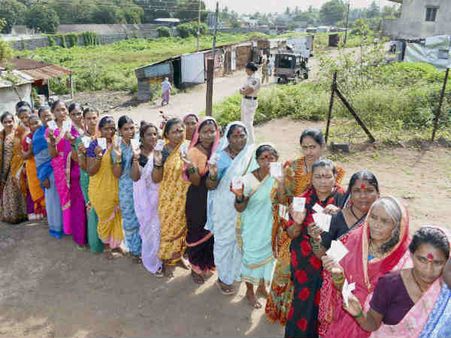 छत्‍तीसगढ़ में मतदाताओं को तोड़ नहीं पाये धमाके, अब तक 40 फीसदी मतदान