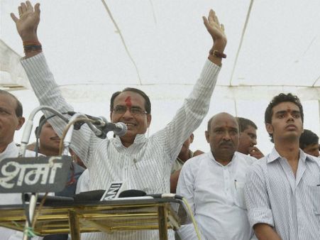 शिवराज ने सोनिया को भेजा मानहानि का नोटिस, 10 करोड़ रु. हर्जाने का ठोका दावा