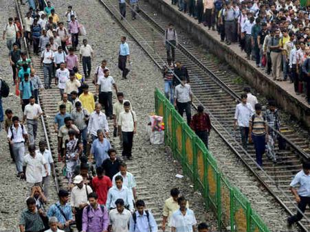 मुजफ्फरपुर में मालगाड़ी पर गिरा फ्लाईओवर, कई घायल