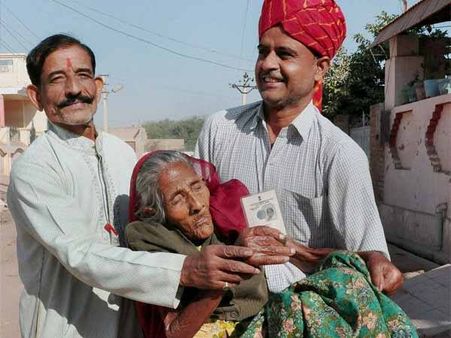 जिस मां ने गोद खिलाया, उसे गोद में लेकर पहुंचे वोट डालने