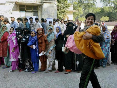 65 फीसदी मतदान के साथ ईवीएम में बंद हुई वसुंधरा-गहलोत की किसमत