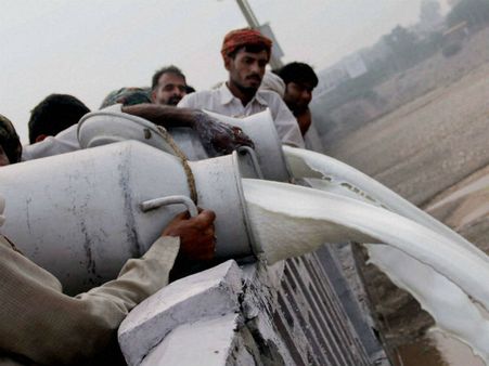 अब दूध में की मिलावट को खैर नहीं, होगी उम्रकैद