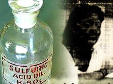 ब्यूटी पार्लर में सजने आई दुल्हन पर एसिड अटैक, दुल्हन समेत 3 घायल