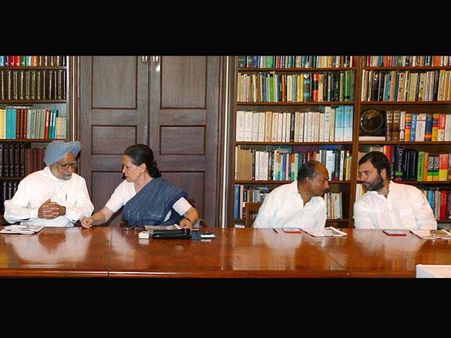 हार से बेकरार सोनिया ने बुलाई दिग्गजों की मीटिंग