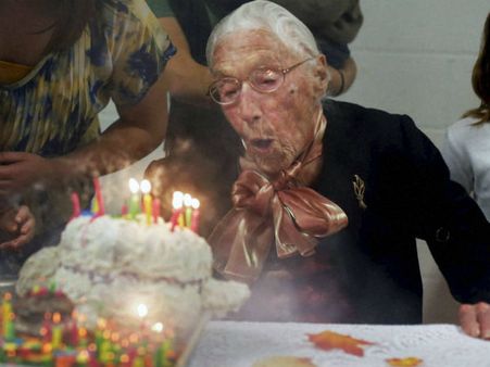 केक पर लगीं मोमबत्तियां बुझाने पर लगेगा बैन!