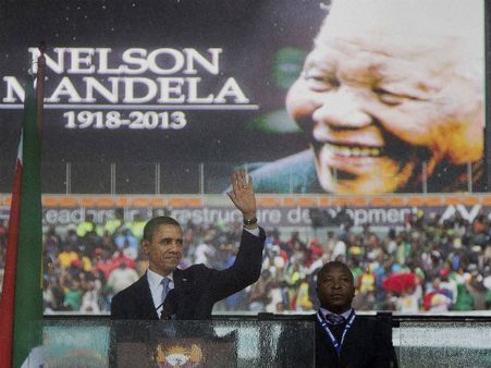 मंडेला की शोकसभा में तस्वीर खिंचवाकर फंस गए ओबामा
