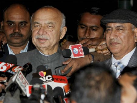 सुशील कुमार शिंदे ने पीएम नरेंद्र मोदी को बताया तानाशाह बोले- ऐसा तो हिटलर भी नहीं करता था