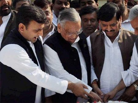 कांग्रेस बढ़ा रही सांप्रदायिक शक्तियों का मनोबल: सपा
