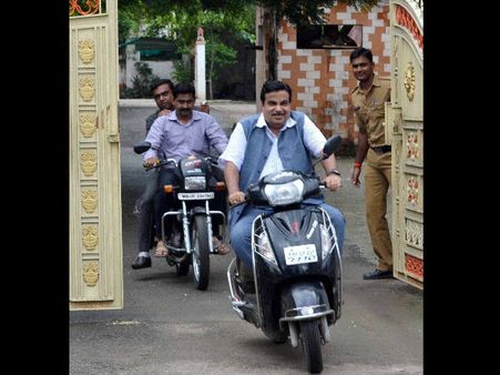 5 स्‍टार होटल में बैठकर हुआ कांग्रेस व केजरीवाल के बीच सौदा: गडकरी