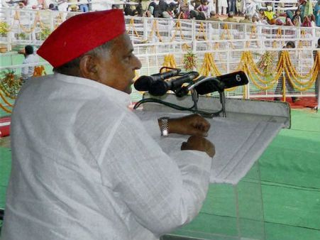 यूपी में 'टोपी वार', 'आप' की टोपी के जवाब में सपा की 'लाल टोपी'