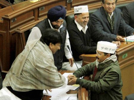 विधानसभा में 'आप की टोपी' पर बीजेपी ने उठाए सवाल