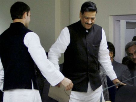 राहुल की दखलअंदाजी से फंस गए शिंदे-चह्वाण, आदर्श घोटाले की जांच मंजूर