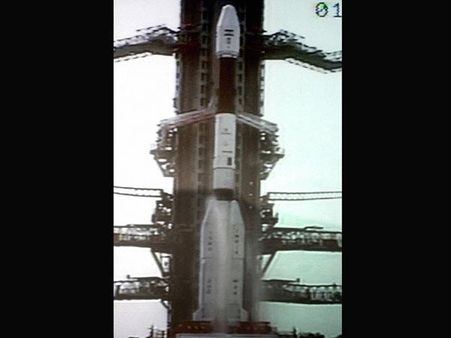 संचार उपग्रह के साथ भारतीय रॉकेट GSLV-D5 ने भरी उड़ान