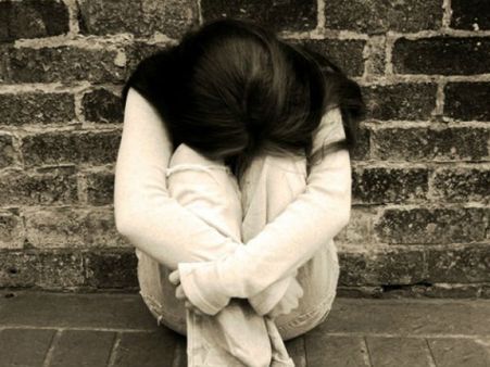 टीचर ने छात्रा को डायन बताकर स्‍कूल से निकाला, हुई सस्‍पेंड