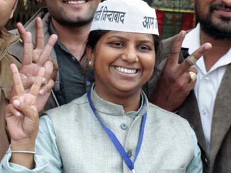 कार का शीशा टूटने पर राखी बिड़ला ने जो किया सही किया