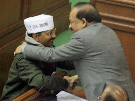 'आप' की आम आदमी टोपी का मुकाबला करेगी भाजपा की 'भगवा' टोपी