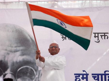 केजरीवाल से तल्‍ख अन्‍ना ने कहा किरण बेदी लड़ सकती हैं चुनाव