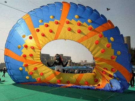 PICS: मकर संक्रांति पर आयोजित पतंग महोत्सवों की तस्वीरें