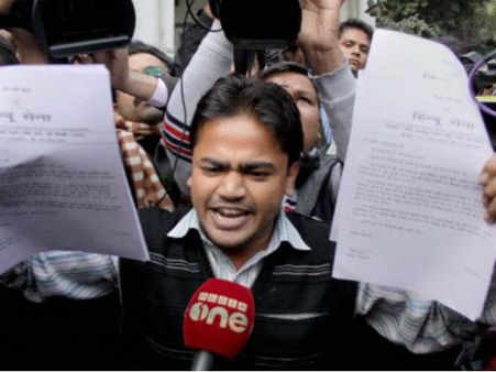 प्रशांत भूषण का विरोध जारी, अब प्रेस कांफ्रेंस में हंगामा