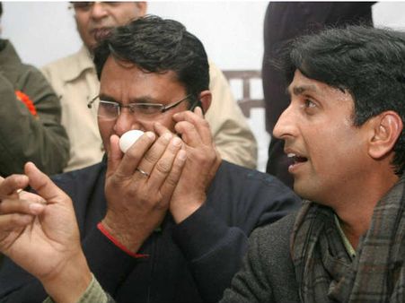 योगेंद्र यादव जी तो क्या आप के स्वयंभू कमांडर हैं कुमार विश्वास?