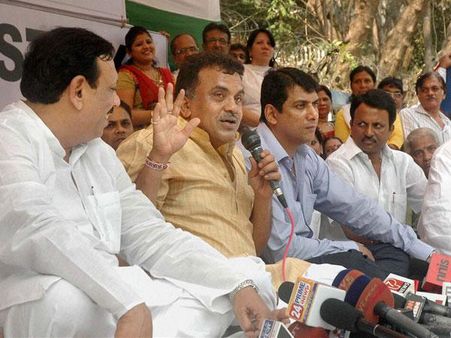 चह्वाण के आग्रह पर संजय निरूपम ने तोड़ा अपना अनशन