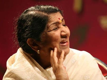 कांग्रेस की सीख, लता अपनी छवि का दुर्पयोग ना करें