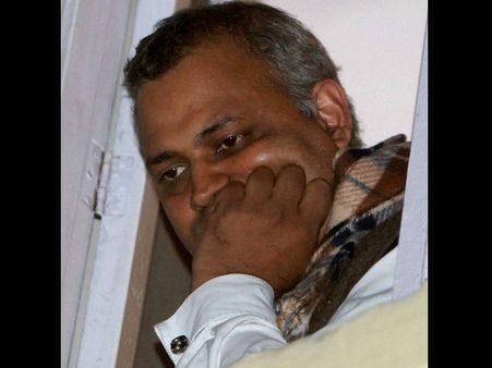 दिल्‍ली विधानसभा में हंगामा, सोमनाथ भारती पर फेंकी गई लिपस्टिक और चूडि़यां