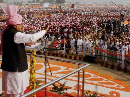 सिरसा रैली में मुख्यमंत्री हुड्डा पर फेंका जूता