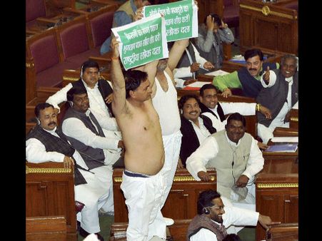 देखें तस्वीरें- यूपी विधानसभा में कैसे कपड़े उतार टेबल पर चढ़े विधायक