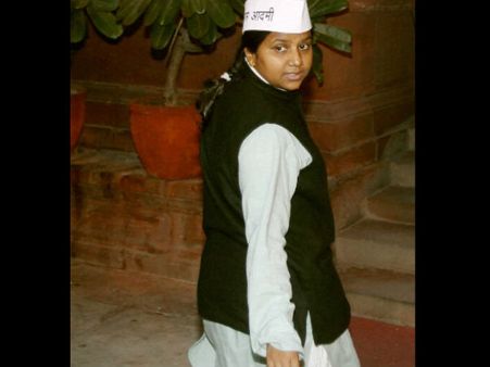 'आप' ने लिया वादों से यू-टर्न, फायर ब्रांड नेता राखी बिड़ला को दिया लोकसभा का टिकट