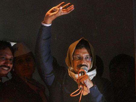डर गए केजरीवाल, कहीं मोदी न चुरा ले उनकी भीड़