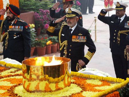 पनडुब्बी हादसों की नैतिक जिम्मेदारी लेते हुए नेवी चीफ जोशी ने सौंपा इस्तीफा