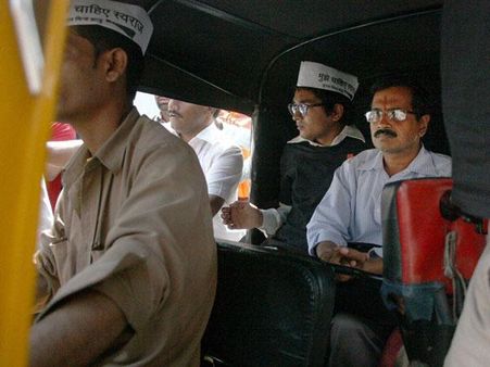 मुंबई में 'आप' का हुड़दंग, केजरीवाल ने तोड़ा ट्रैफिक सिग्नल