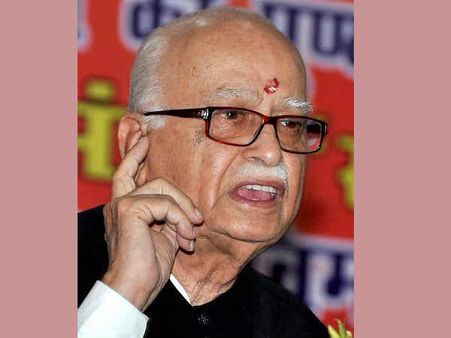 आडवाणी पितातुल्‍य, भाजपा उनका अपमान कर रही है: शिव सेना