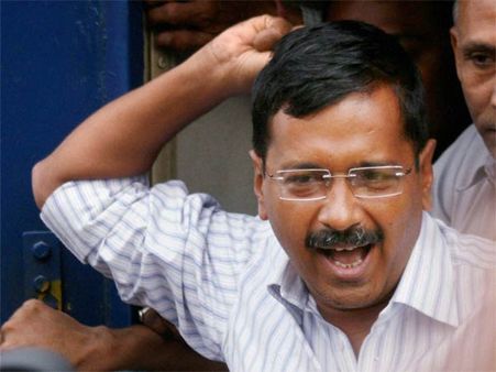 वाराणसी पर केजरीवाल पर स्याही फेंकी, पर पकड़ा क्यों नहीं गया हमलावर?