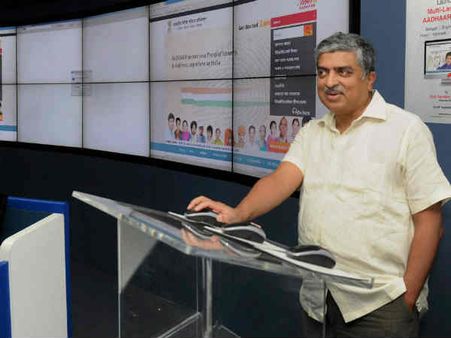 तो देश के लिए खतरनाक हो सकता है आधार कार्ड