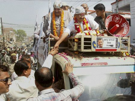 हरियाणा में रोड शो के दौरान केजरीवाल को युवक ने जड़ा जोरदार थप्‍पड़