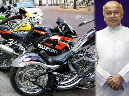 सुशील कुमार शिंदे के घर के बाहर बाईकर्स का हुड़दंग, 400 हिरासत में